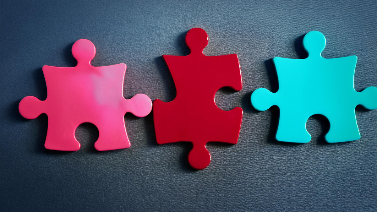 Symbolbild zur Regierungsbildung durch SPÖ, ÖVP und NEOS – die Puzzleteile kommen zusammen: rot - türkis - pink; 